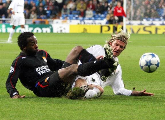 Sidney Govou (Lyon, li.) gegen David Beckham (Real Madrid) Fußball EC 1 Herren Champions League 2005 2006, Real Madrid - Olympique Lyonnais 1:1 Gruppe pan11550 Madrid Dynamik, Kampf,  
