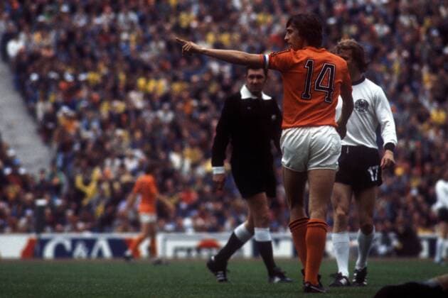 Johan Cruyff (Niederlande, 2.v.e.) weist Schiedsrichter J. Taylor (England) auf etwas hin, daneben B. Hölzenbein (BR Deutschland) Fußball WM Herren Weltmeisterschaft 1974, Nationalmannschaft, Nationalteam, Nationaltrikot, Länderspiel, Endspiel Gruppe München
