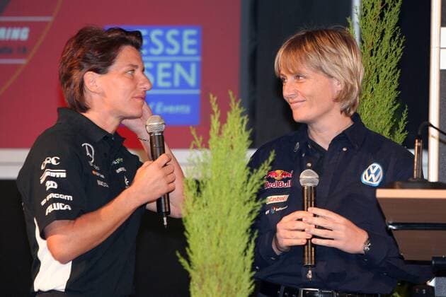 Ellen Lohr (li.) im Gespräch mit Jutta Kleinschmidt (beide Deutschland) während der Eröffnungsfeier der Motor Show 2005 Motorsport Damen Motor Show 2005, Motorshow, Ausstellung, Messe, Autoausstellung, Automesse, Motorsportmesse Gruppe Essen