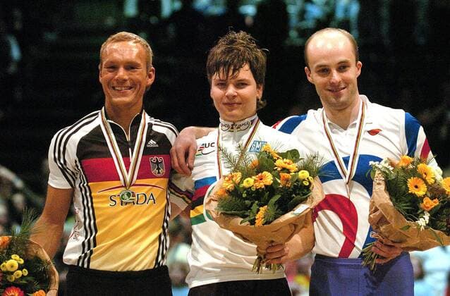 Siegerehrung Weltmeisterschaft im Kunstradfahren 2005 - V.li. Vizeweltmeister Robin Hartmann, Weltmeister David Schnabel (beide Deutschland), Milan Krivanek (Tschechien, 3. Platz) Radsport WM Herren Weltmeisterschaft 2005, Kunstrad, Kunstradfahren, Kunstfahren, Kunstradsport, Hallenradsport, Rad Gruppe Freiburg Freude,