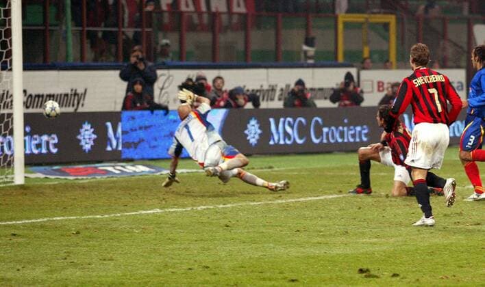 Torwart Vincenzo Sicignano (Lecce) ist geschlagen, Filippo Inzaghi (Mitte hi.) trifft zum 2:1 in letzter Minute, Andriy Shevchenko (vorn, beide Milan) schaut zu Fußball Herren Serie A 2005 2006, 1. Italienische Liga, AC Mailand - US Lecce 2:1 Totale Mailand Dynamik,