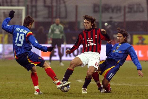 Andrea Pirlo (Milan, Mitte) gegen Davide Giorgino (re.) und Giuseppe Cozzolino (beide Lecce) -  Fußball Herren Serie A 2005 2006, 1. Italienische Liga, AC Mailand - US Lecce 2:1 Gruppe Mailand Dynamik,