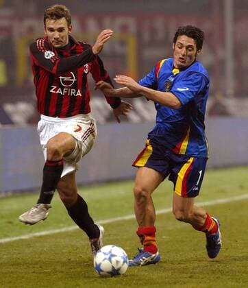Andriy Shevchenko (Milan, li.) gegen Alfonso Camorani (Lecce) -  Fußball Herren Serie A 2005 2006, 1. Italienische Liga, AC Mailand - US Lecce 2:1 Gruppe Mailand Dynamik,