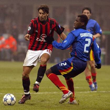 Rui Costa (Milan, li.) gegen Souleymane Diamoutene (Lecce) -  Fußball Herren Serie A 2005 2006, 1. Italienische Liga, AC Mailand - US Lecce 2:1 Gruppe Mailand Dynamik,