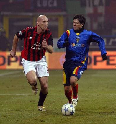 Jaime Valdes Zapata (Lecce, re.) gegen Jaap Stam (Milan) -  Fußball Herren Serie A 2005 2006, 1. Italienische Liga, AC Mailand - US Lecce 2:1 Gruppe Mailand Dynamik,