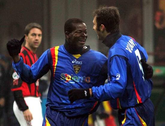 Haouliais Konan (li.) und Mirko Vucinic (beide Lecce) - Torjubel -  Fußball Herren Serie A 2005 2006, 1. Italienische Liga, AC Mailand - US Lecce 2:1, Milan Gruppe Mailand Freude,