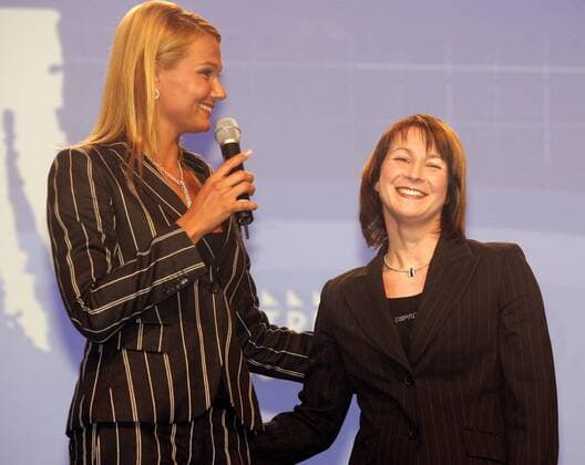 Moderatorin Franziska van Almsick (li.) begrüßt Claudia Pechstein (beide Deutschland) als Preisträgerin der Wahl zum Berliner Sportler des Jahres 2005 Eisschnellauf Damen Berliner Sportler des Jahres 2005, Gala, Sportgala, Sportlergala, Auszeichnung, Sportlerauszeichnung Gruppe Champions Berlin