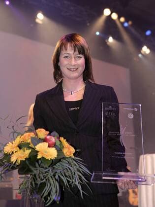 Claudia Pechstein (Deutschland) wird zur Berliner Sportlerin des Jahres 2005 gekürt Eisschnellauf Damen Berliner Sportler des Jahres 2005, Gala, Sportgala, Sportlergala, Auszeichnung, Sportlerauszeichnung Einzelbild Champions Berlin Freude,