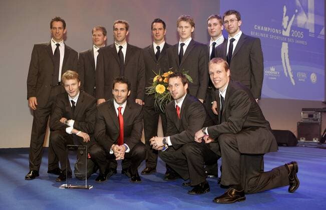 Wahl zum Berliner Sportler des Jahres 2005: Der EHC Eisbären Berlin gewinnt die Mannschaftsabstimmung, hi. V.li.: Leask, Walker, Fairchild, Pederson, Hördler, Rankel, Felski, vorn: Busch, Dupont, Walser und Ustorf Eishockey Herren Berliner Sportler des Jahres 2005, Gala, Sportgala, Sportlergala, Auszeichnung, Sportlerauszeichnung Totale Champions Berlin
