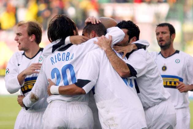 Torjubel Inter, v.li.: Esteban Cambiasso, Recoba, Adriano, Figo und Favalli - Torjubel -  Fußball Herren Serie A 2005 2006, 1. Italienische Liga, FC Internazionale Mailand, Vdig Gruppe Messina Freude,
