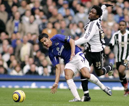 Tim Cahill (Everton, li.) gegen Celestine Babayaro (Newcastle) - EDITORIAL USE ONLY. No use with unauthorised audio, video, data, fixture lists, club league logos or live services. Online in-match use limited to 120 images, no video emulation. No use in betting, games or single club league player publications. Fußball Herren English Premier League 2005 2006, 1. Englische Liga, FC Everton - Newcastle United 1:0 Gruppe Liverpool Dynamik,