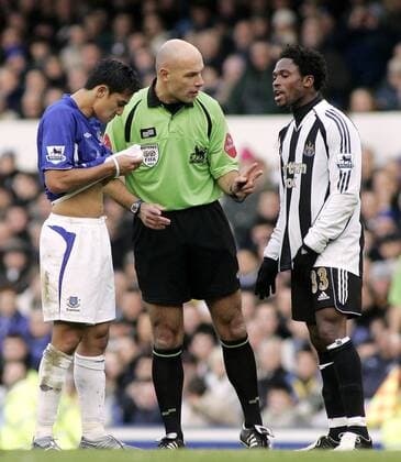 FIFA Schiedsrichter Howard Webb im Gespräch mit Tim Cahill (Everton, li.) und Celestine Babayaro (Newcastle) - EDITORIAL USE ONLY. No use with unauthorised audio, video, data, fixture lists, club league logos or live services. Online in-match use limited to 120 images, no video emulation. No use in betting, games or single club league player publications. Fußball Herren English Premier League 2005 2006, 1. Englische Liga, FC Everton - Newcastle United 1:0 Gruppe Liverpool