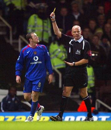 Wayne Rooney (Manchester United, li.) bekommt von Schiedsrichter Steve Bennett die gelbe Karte gezeigt -  Fußball Herren English Premier League 2005 2006, 1. Englische Liga, Manchester United, ManU Gruppe London