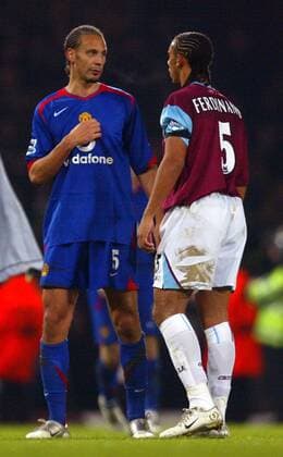 Anton Ferdinand (West Ham, re.) im Gespräch mit seinem Bruder Rio Ferdinand (Manchester United) -  Fußball Herren English Premier League 2005 2006, 1. Englische Liga, West Ham United - Manchester United 1:2, ManU Gruppe London