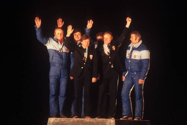 Olympia Siegerehrung Zweierbob v.li.: Bernhard Germeshausen und Hans Jürgen Gerhardt (beide DDR Platz 2), Erich Schärer und Josef Benz (vorn, beide Schweiz Platz 1), Meinhard Nehmer (re.) und Bogdan Musiol (hi., beide DDR Platz 3) Bobsport OS Winter Herren Olympische Winterspiele 1980, Olympia, Olympiade, Spiele, Bob, Zweierbob, Zweier, 2er, 2 er, Vdia Gruppe Lake Placid Freude,