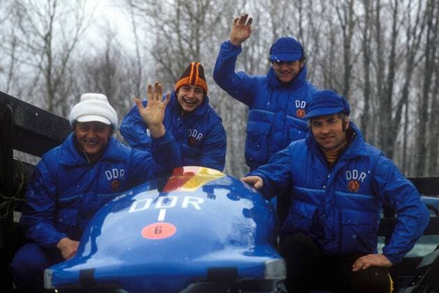 Olympiasieger DDR I v.li.: Bernhard Germeshausen und Hans Jürgen Gerhardt, Bogdan Musiol und Meinhard Nehmer an ihrem Bob Bobsport OS Winter Herren Olympische Winterspiele 1980, Olympia, Olympiade, Spiele, Bob, Viererbob, Vierer, 4er, 4 er, Vdia Gruppe Lake Placid Freude,