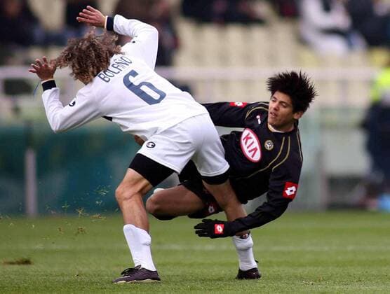 Jorge Bolano (Parma, li.) foult Paulo Barreto (Udine) -  Fußball Herren Serie A 2005 2006, 1. Italienische Liga, Parma FC - Udinese Calcio 1:2 Gruppe Parma Dynamik,