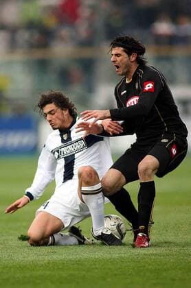 Matteo Contini (Parma, li.) gegen Vincenzo Iaquinta (Udine) -  Fußball Herren Serie A 2005 2006, 1. Italienische Liga, Parma FC - Udinese Calcio 1:2 Gruppe Parma Dynamik,