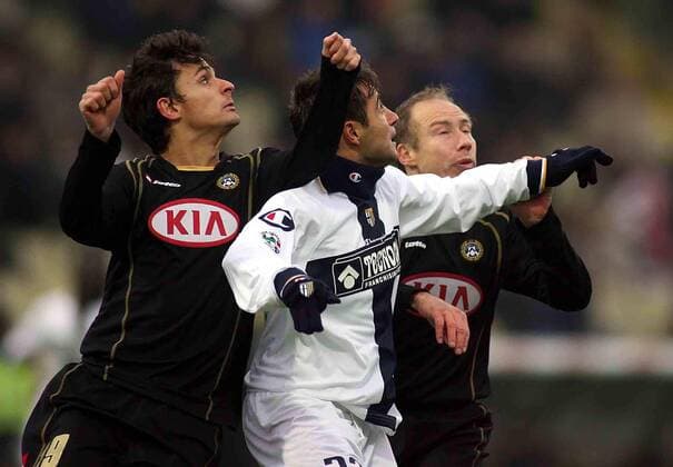 Marco Marchionni (Parma, Mitte) gegen Felipe (li.) und Roberto Sensini (beide Udine) -  Fußball Herren Serie A 2005 2006, 1. Italienische Liga, Parma FC - Udinese Calcio 1:2, AC Gruppe Parma Dynamik, Kampf,