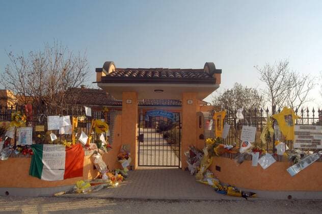 Eingang zum Friedhof in Cesenatico in Italien, hier liegt Radsportlegende Marco Pantani (Italien) begraben -  Radsport Herren Straßenradsport 2004 Straße Rad Abschied Trauer Todesfall gestorben verstorben Beerdigung o0 Tod tot Einzelbild italienische Nationalflagge, gelb, gelbe, gelbes Cesenatico, Trikot, Trikots