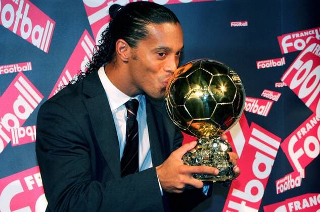 Europas Fußballer des Jahres Ronaldinho (Barcelona) küsst den goldenen Ball Fußball Herren Primera Division 2005 2006, 1. Spanische Liga, FC Barcelona, Barca, Auszeichnung, Ehrung Einzelbild pan11608 Paris Freude,  