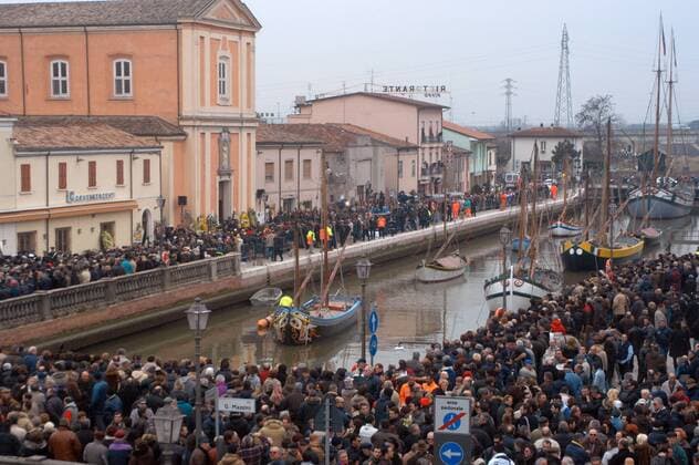 Massen von Radsportfans strömen zur Beerdigung von Marco Pantani (Italien) in Cesenatico Italien -  Radsport Herren Straßenradsport 2004 Straße Rad Abschied Trauer Todesfall gestorben verstorben Beerdigung o0 Tod tot Totale Hafenanlage Cesenatico Masse,