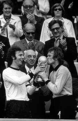 Weltmeister BR Deutschland - Franz Beckenbauer (li.) und Torwart Sepp Maier jubeln mit dem WM Pokal, DFB Präsident Hermann Gösmann (Mitte) schaut zu Fußball WM Herren Weltmeisterschaft 1974, Nationalmannschaft, Nationalteam, Nationaltrikot, Länderspiel, Finale Gruppe München o0 Aufmacher, Glück, Begeisterung, Freude,