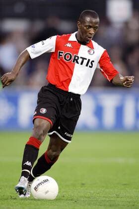 Romeo Castelen (Feyenoord) am Ball -  Fußball Herren Eredivisie 2005 2006, Ehrendivision, 1. Niederländische Holländische Liga Einzelbild Rotterdam Dynamik,