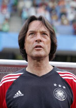 Mannschaftsarzt Dr. Hans Wilhelm Müller Wohlfahrt (Deutschland) während der Nationalhymne Fußball Länderspiel Herren Confederations Cup 2005, Confederationscup, Konföderationencup, Konföderationen, Confedcup, Confed Porträt Nürnberg