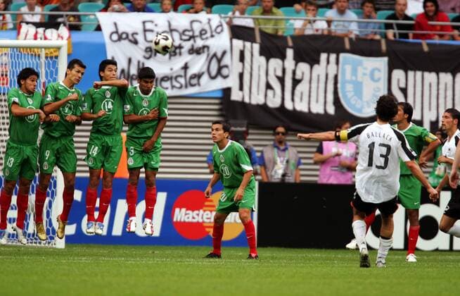 Michael Ballack (Deutschland) trifft per Freistoß über die Abwehrmauer hinweg - v.li.: Rafael Marquez Lugo, Jared Borgetti, Gonzalo Pineda, Carlos Salcido und Juan Pablo Rodriguez (alle Mexiko) Fußball Länderspiel Herren Confederations Cup 2005, Confederationscup, Konföderationencup, Konföderationen, Confedcup, Confed Gruppe Leipzig Abwehr,
