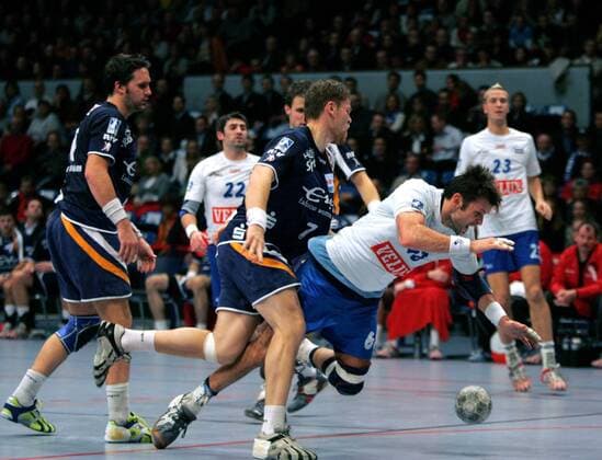 Andreas Rastner (Hamburg, re.) gegen Robert Arrhenius (Nordhorn) Handball 1. BL Herren DHB Pokal 2005 2006, HSV Hamburg - HSG Nordhorn 32:31 Gruppe Pokalspiel Hamburg Dynamik, Kampf,
