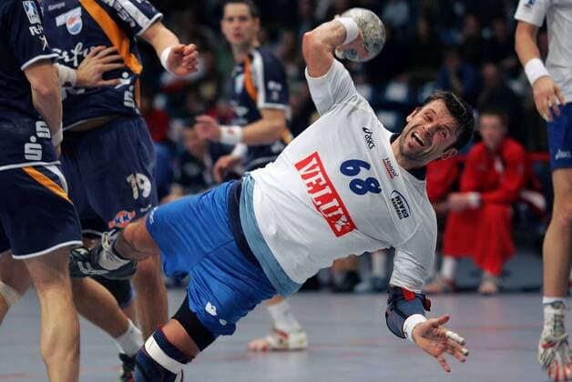 Andreas Rastner (Hamburg) - Sprungwurf Handball 1. BL Herren DHB Pokal 2005 2006, HSV Hamburg - HSG Nordhorn 32:31 Einzelbild Pokalspiel Hamburg Dynamik,