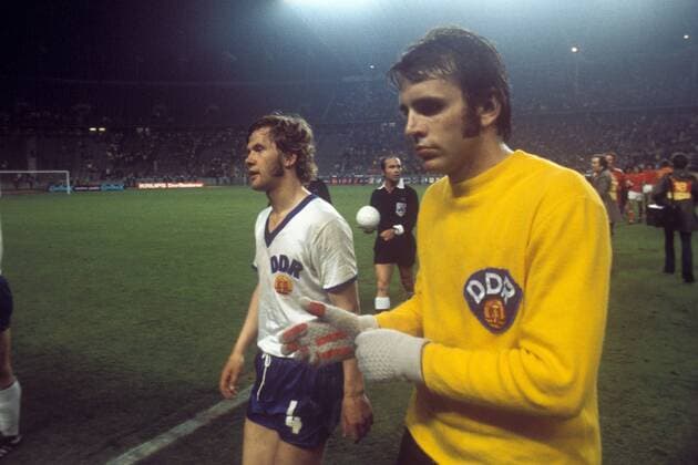 Torwart Jürgen Croy und Konrad Weise (beide DDR) - Abgang Fußball WM Herren Weltmeisterschaft 1974, Länderspiel, Nationalmannschaft, Nationalteam, Nationaltrikot, Vdia Gruppe Olympiastadion, Gruppe 1 Berlin Enttäuschung,