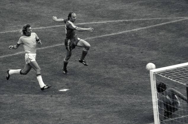 Grzegorz Lato (Polen, Mitte) zieht ab und trifft gegen den machtlosen Torwart Emerson Leao zum 1:0, daneben Francisco Marinho (beide Brasilien, li.) Fußball WM Herren Weltmeisterschaft 1974, Nationalmannschaft, Nationalteam, Nationaltrikot, Spiel um Platz 3 Gruppe München