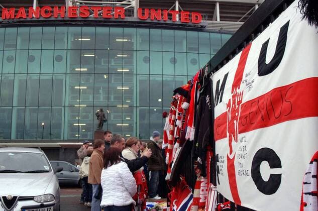Old Trafford in Manchester - Trauer um den am 25. November verstorbenen George Best (Nordirland) -  Fußball Herren Trauerfall 2005, Tod, tot, gestorben, verstorben, Abschied, Todesfall, Manchester United, ManU Totale Old Trafford, Stadion, Fußballstadion Manchester