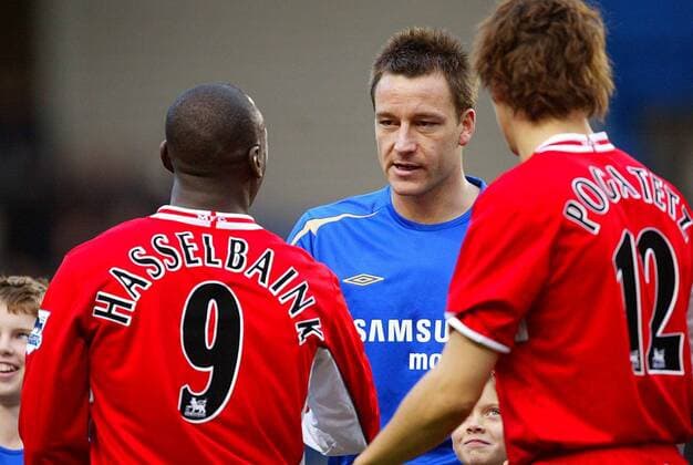 John Terry (Chelsea, Mitte) begrüßt seinen ehemaligen Teamkollegen Jimmy Floyd Hasselbaink (Middlesbrough, li.) -  Fußball Herren English Premier League 2005 2006, 1. Englische Liga, Chelsea FC London - FC Middlesbrough 1:0 Gruppe London