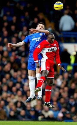 John Terry (Chelsea, li.) gegen Jimmy Floyd Hasselbaink (Middlesbrough) -  Fußball Herren English Premier League 2005 2006, 1. Englische Liga, Chelsea FC London - FC Middlesbrough 1:0 Gruppe London Dynamik, Höhe,