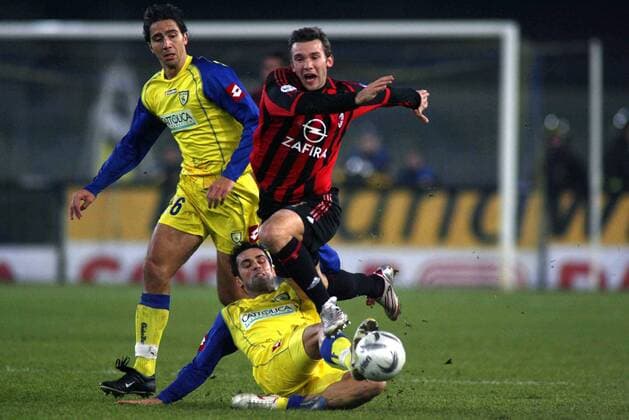 Andriy Shevchenko (Milan, Mitte) wird von einem Spieler von Chievo Verona gegrätscht -  Fußball Herren Serie A 2005 2006, 1. Italienische Liga, Chievo Verona - AC Mailand 2:1 Gruppe Verona Dynamik, Kampf,