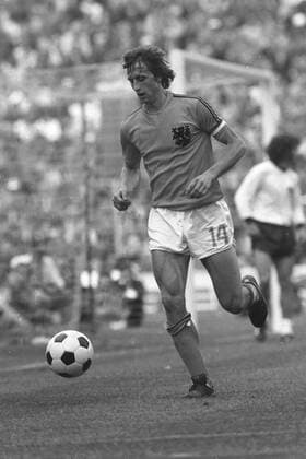 Johan Cruyff (Niederlande) am Ball Fußball WM Herren Weltmeisterschaft 1974, Länderspiel, Nationalmannschaft, Nationalteam, Nationaltrikot, Vneg, Vsw Einzelbild Finale, Endspiel München