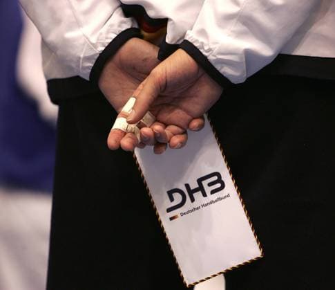 Handballerin mit DHB Wimpel in den Händen Handball Länderspiel Damen Länderspiel 2005, Freundschaftsspiel, Länderspiel, Testspiel, Test Einzelbild Lemgo