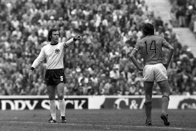 Franz Beckenbauer (li., BR Deutschland) gibt lautstark Anweisungen, Johan Cruyff (Niederlande) hört aufmerksam zu Fußball WM Herren Weltmeisterschaft 1974, Länderspiel, Nationalmannschaft, Nationalteam, Nationaltrikot, Vneg, Vsw Gruppe Finale, Endspiel München