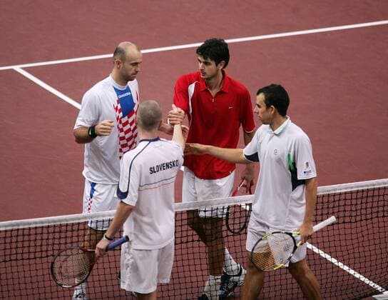 Shakehands nach dem Spiel: Ivan Ljubicic (hi.li.) und Mario Ancic (hi.re.), Michal Mertinak (vorn li.) und Dominik Hrbaty (beide Slowakei) Tennis Herren Davis Cup 2005, DavisCup, Finale, Hartplatz, Hardcourt, Hartplatztennis, Hartplatzturnier Gruppe Bratislava
