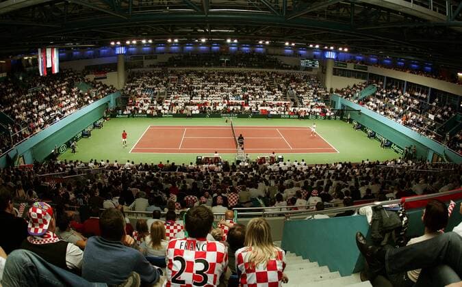 Die gut gefüllte Sibamac Arena während des Davis Cup Finales 2005 zwischen der Slowakei und Kroatien Tennis Herren Davis Cup 2005, DavisCup, Finale, Hartplatz, Hardcourt, Hartplatztennis, Hartplatzturnier, Kroatien Totale SibamacArena, Slovakei, Perspektive Bratislava, Zuschauerperspektive