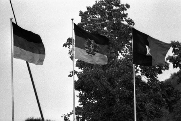 Die Nationalfahnen einträchtig nebeneinander v.li.: BR Deutschland, DDR und Haiti Fußball WM Herren Weltmeisterschaft 1974, Länderspiel, Vneg, Vsw Einzelbild Finale, Endspiel München