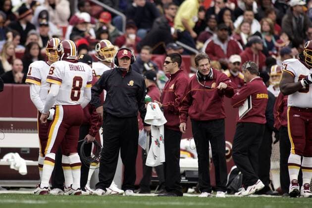 Headcoach Joe Gibbs (3.v.li.) und Assistant Coach Joe Bugel (re., beide Washington Redskins) beobachten das Spiel -  American Football Herren NFL 2005 2006, Washington Redskins Totale Landover