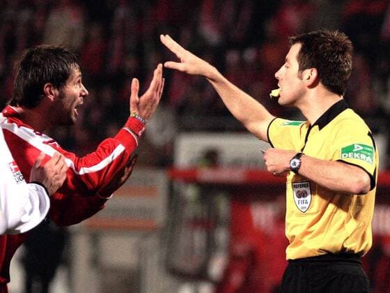 Marco Rose (Frankfurt) beschwert sich bei Schiedsrichter Wolfgang Stark Fußball 1. BL Herren Saison 2005 2006, FSV Mainz 05 Gruppe Mainz Enttäuschung,