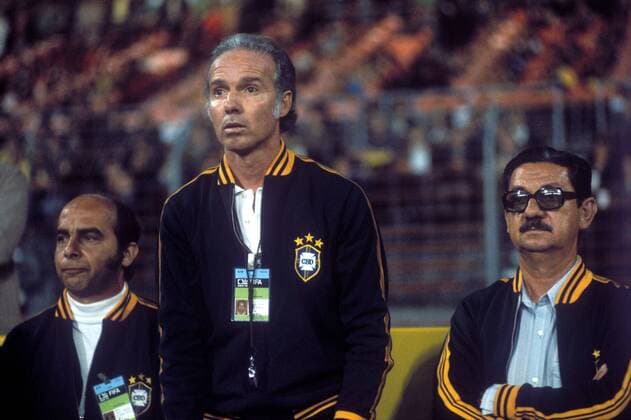 Nationaltrainer Mario Zagalo (Brasilien, Mitte) steht während der Nationalhymne neben seinen Assistenten Fußball WM Herren Weltmeisterschaft 1974, Nationalmannschaft, Nationalteam, Länderspiel, Zwischenrunde, Gruppe 1 Gruppe Dortmund