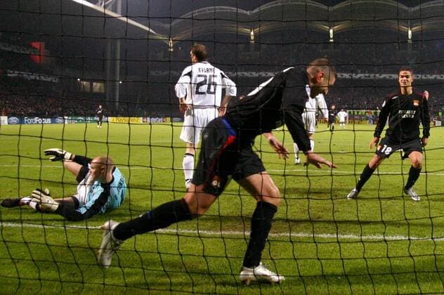 Karim Benzema (vorn) und Hatem Ben Arfa (beide Lyon, re.) - Torjubel, daneben Björn Tore Kvarme und Torwart Espen Johnsen (beide Trondheim) Fußball EC 1 Herren Champion League 2005 2006, Olympique Lyonnais - Rosenborg Trondheim BK 2:1, OL, Gruppe pan11697 Lyon Freude,  