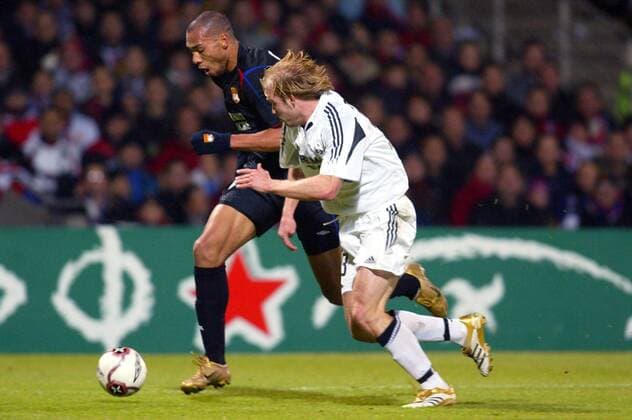 John Carew (Lyon, li.) gegen Mikael Dorsin (Rosenborg) Fußball EC 1 Herren Champions League 2005 2006, Olympique Lyonnais - Rosenborg Trondheim BK 2:1, OL Gruppe pan11700 Lyon Dynamik,  
