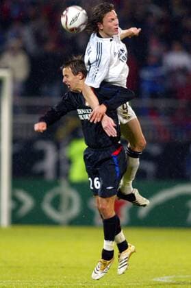 Benoit Pedretti (Lyon, li.) gegen Frode Johnsen (Rosenborg) Fußball EC 1 Herren Champions League 2005 2006, Olympique Lyonnais - Rosenborg Trondheim BK 2:1, OL Gruppe pan11700 Lyon Dynamik, Kampf,  